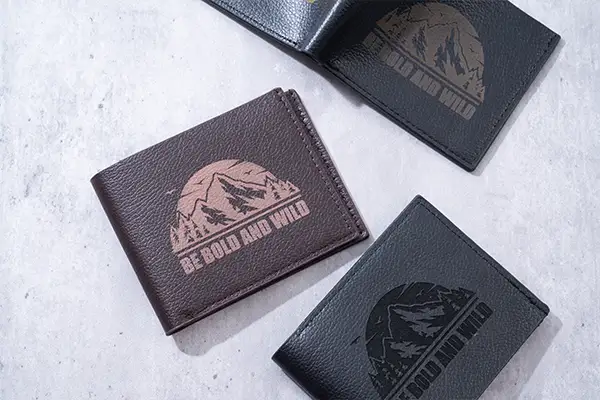 Gravieren Sie Leder beispielsweise mit Ihrem Logo.