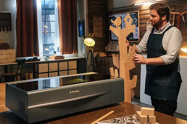 Holz Lasern im großen Format. Der xTool P2 kann mit dem automatischen Durchlauf auch große Holzplatten schneiden oder gravieren.