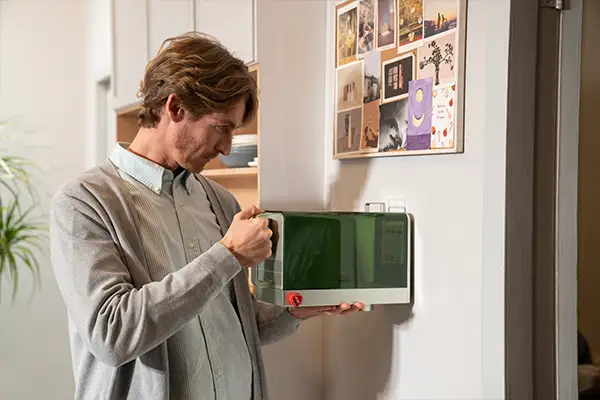 Für ganz besondere Projekte. Den F1 Laser können Sie auch per Hand an eine Oberfläche zum gravieren halten.