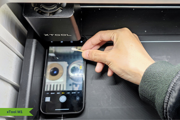 xTool M1 Laserlinse reinigen