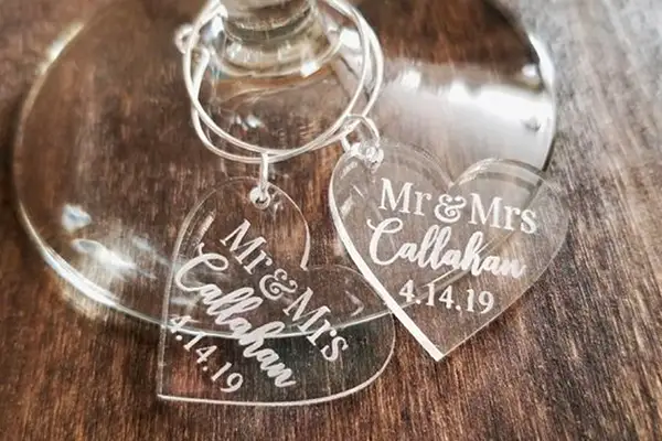 Gravieren und schneide Sie Acrylglas im Handumdrehen.