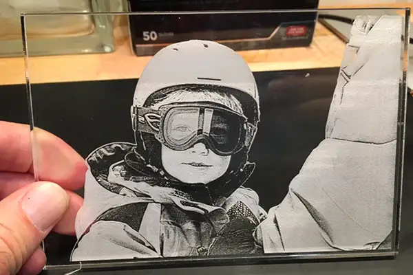 Gravieren Sie Acrylglas mit eigenen Motiven wie beispielsweise Fotografien.