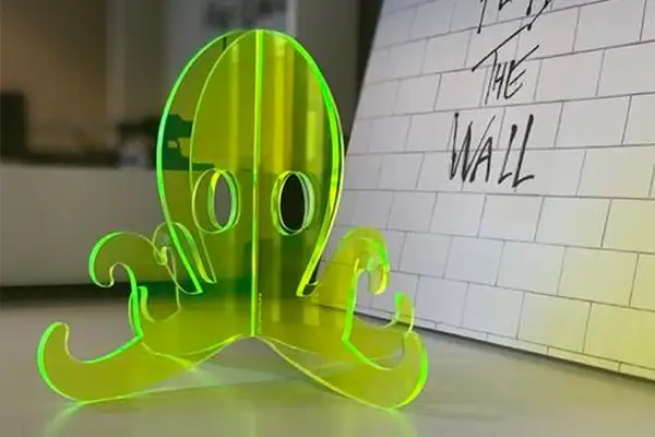 Acrylglas ist so vielseitig und kann mithilfe eines Lasers graviert und geschnitten werden.