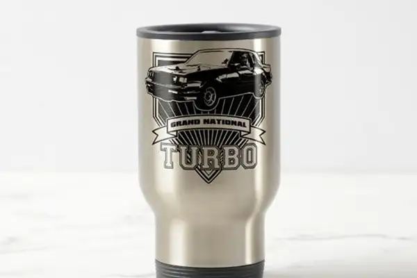 Auch metallische Becher können mit den xTool Lasern graviert werden.