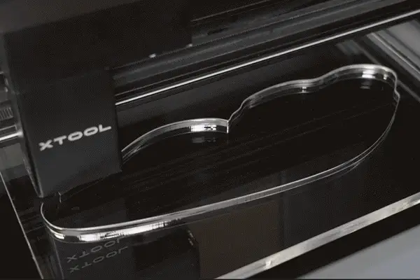 Mit dem P2 Laser von xTool können Sie auch dickeres Acrylglas lasern.