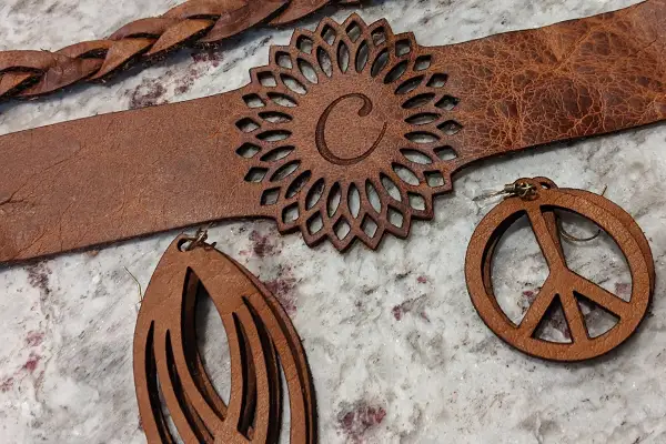 Lasercutter sind unglaubliche Multitalente und können nicht nur Leder lasern! Auch Holz, Stein, Papier und mehr