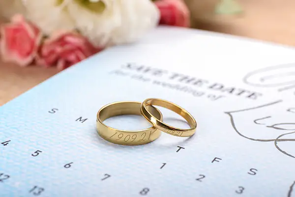 Schmuck wie Ketten oder Ringe sind im Handumdrehen mit einem Laser graviert.