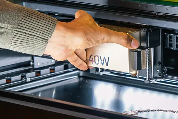Verwenden Sie den passenden Laserkopf für Ihre Projekte.