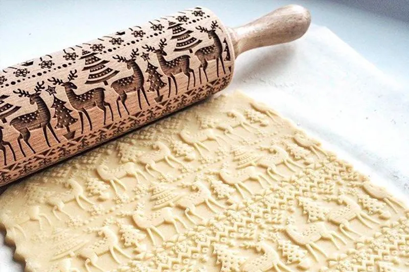 Praktischer Helfer in der Küche. Designen Sie Ihr eigenes Nudelholz zum Plätzchen ausstechen