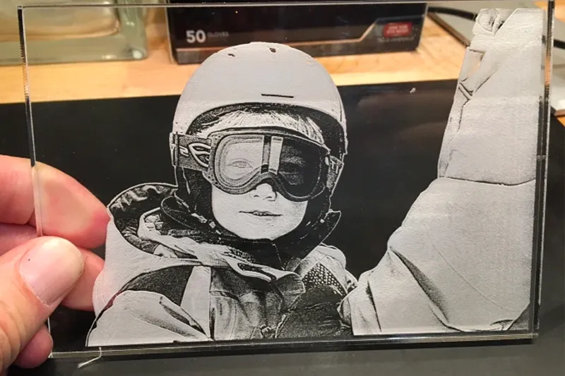 Fotogravuren lassen sich mit dem Laser besonders gut auf Holz, Acryl oder auch Spiegelglas aufbringen