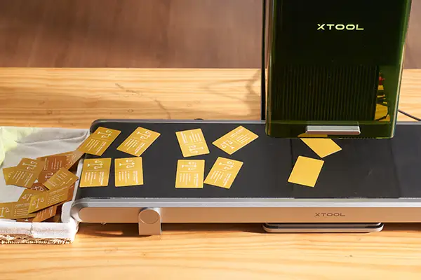 Der xTool F1 Laser kann dank der Kamera Objekte automatisch erkennen und Ihre Designs darauf platzieren.