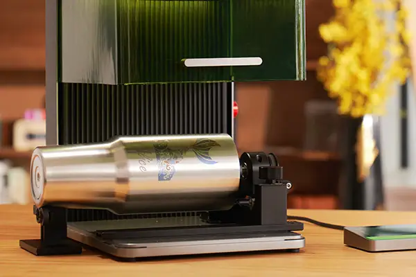 Der Faser Laser des xTool F1 Ultra kann beispielswiese Metall bunt gravieren.
