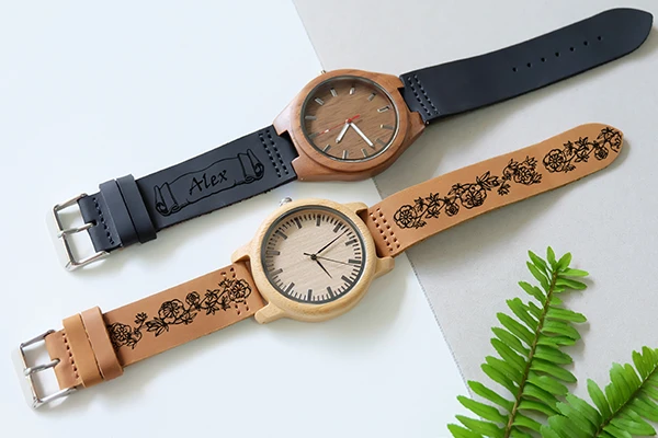 Auch Armbänder aus verschiedenen Materialien können einfach graviert werden.