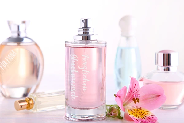 Mit einem Laser können Sie eigen Designs, als Gravur auf Parfum-Flakons, schnell und einfach umsetzen