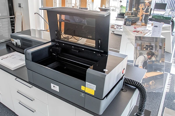 Gerne führen wir Ihnen auch Laser der Klasse 4 vor. Natürlich mit entsprechenden Sicherheitsvorkehrungen und Einweisung.
